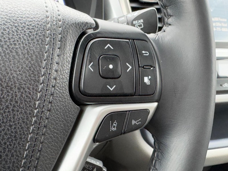 Toyota Highlander Vehicle Full-screen Gallery Image 17