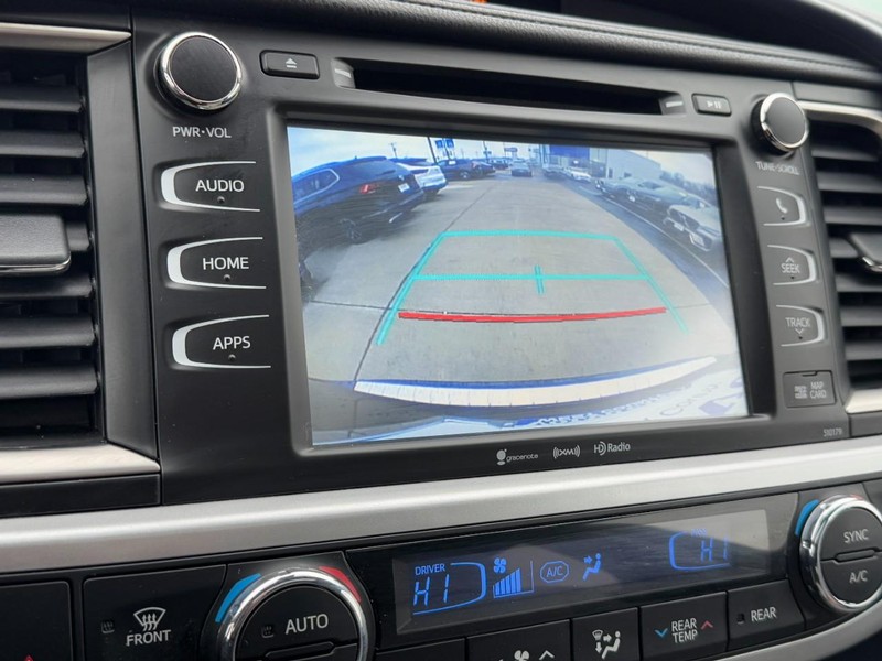 Toyota Highlander Vehicle Full-screen Gallery Image 20