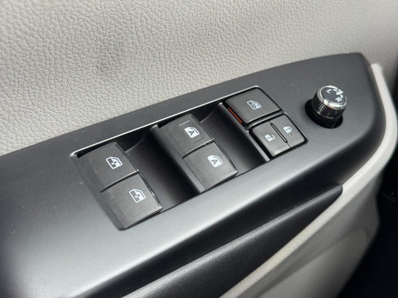 Toyota Highlander Vehicle Full-screen Gallery Image 21