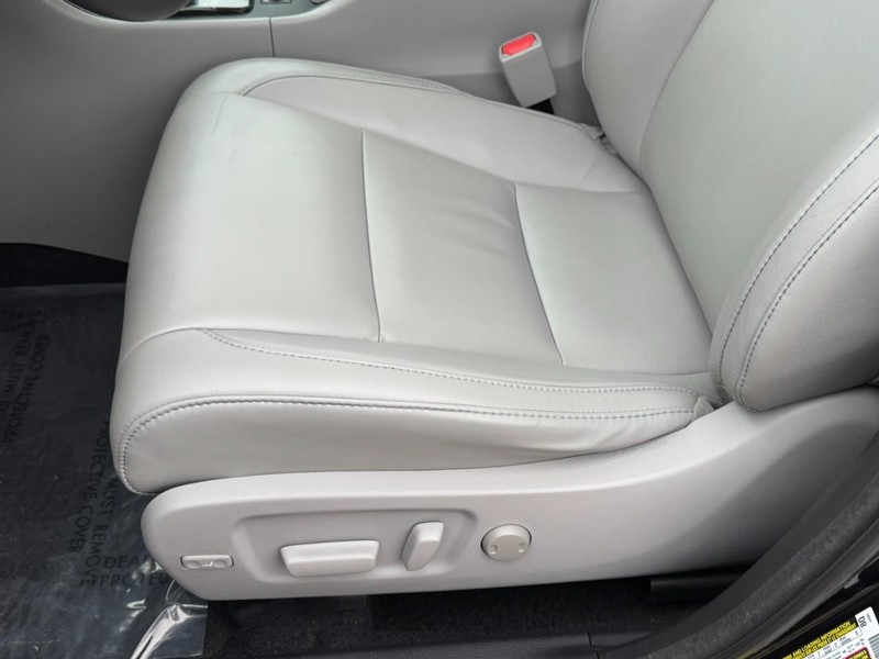 Toyota Highlander Vehicle Full-screen Gallery Image 22