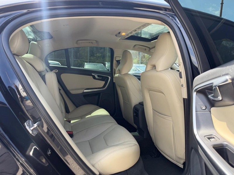 Volvo S60 Vehicle Full-screen Gallery Image 10