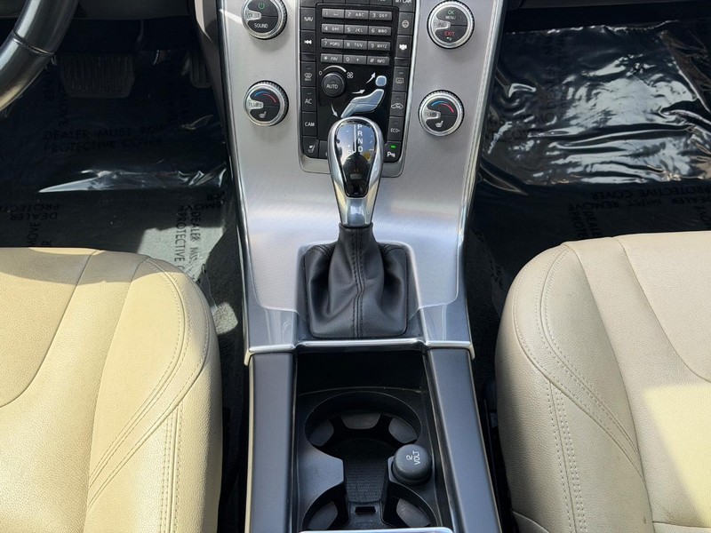 Volvo S60 Vehicle Full-screen Gallery Image 14