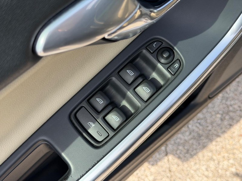 Volvo S60 Vehicle Full-screen Gallery Image 15