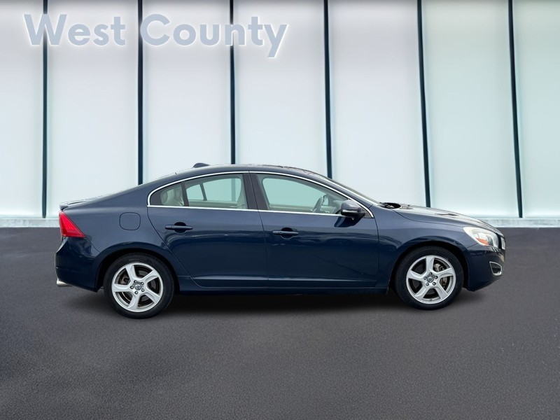 Volvo S60 Vehicle Full-screen Gallery Image 02