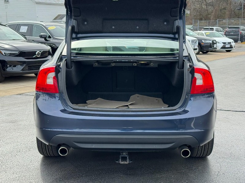 Volvo S60 Vehicle Full-screen Gallery Image 04