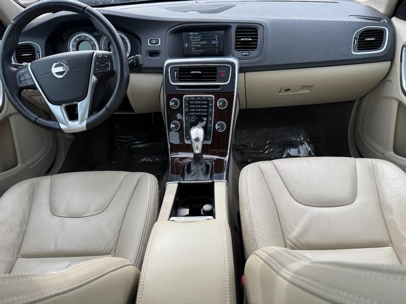 Volvo S60 Vehicle Full-screen Gallery Image 11