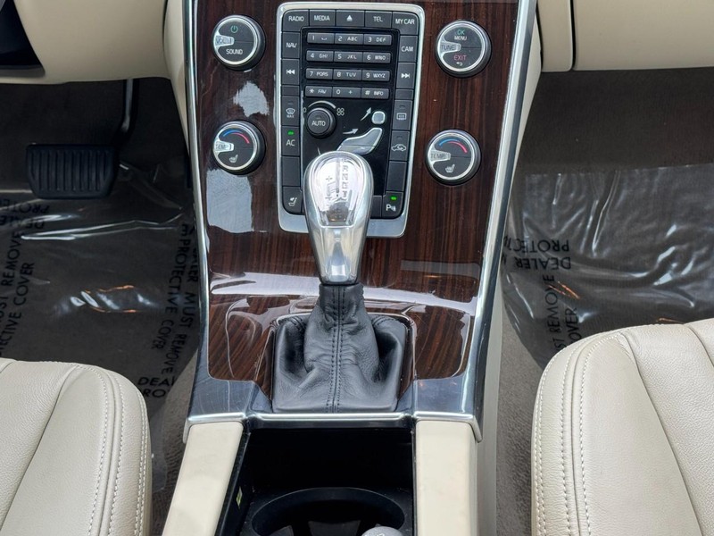 Volvo S60 Vehicle Full-screen Gallery Image 14