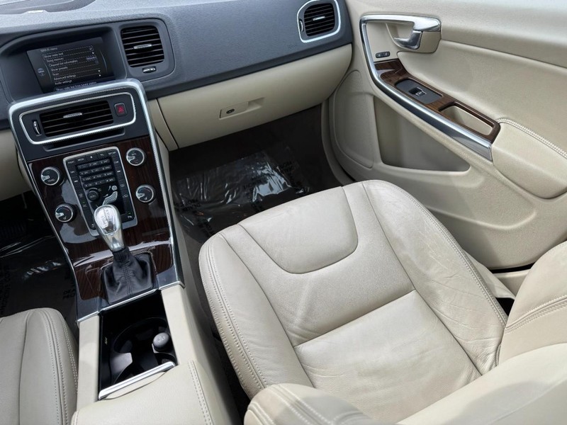 Volvo S60 Vehicle Full-screen Gallery Image 15