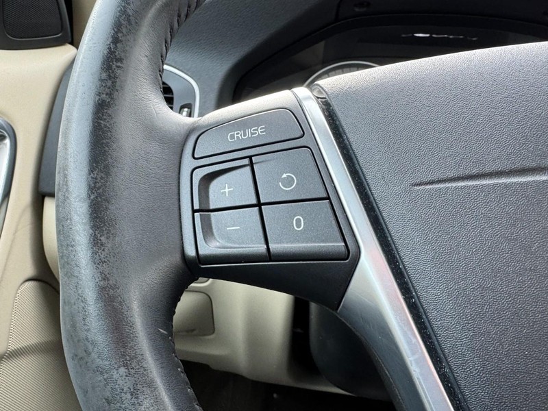 Volvo S60 Vehicle Full-screen Gallery Image 16