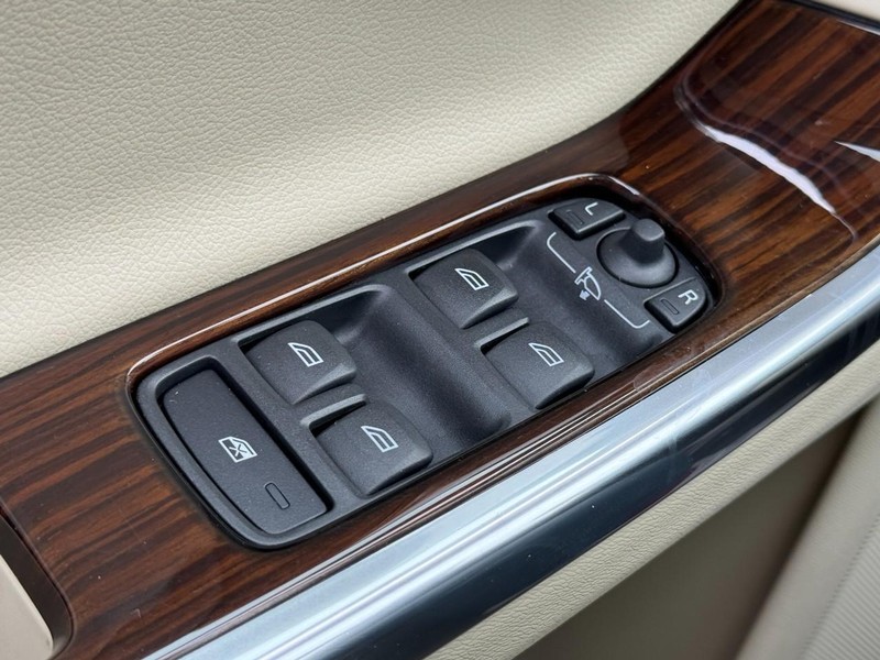 Volvo S60 Vehicle Full-screen Gallery Image 22