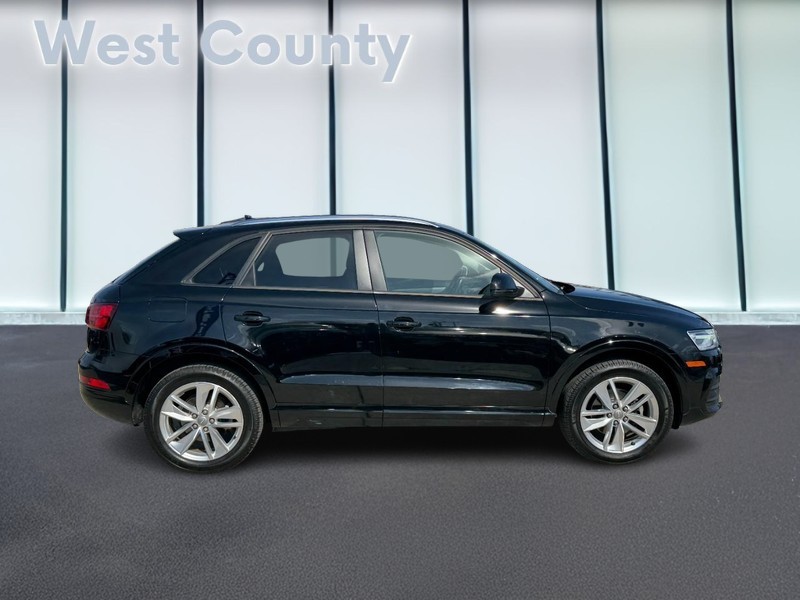 Audi Q3 Vehicle Full-screen Gallery Image 02