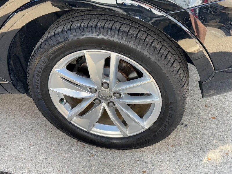 Audi Q3 Vehicle Full-screen Gallery Image 07