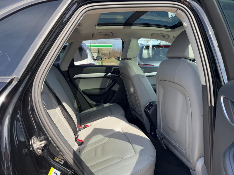 Audi Q3 Vehicle Full-screen Gallery Image 10