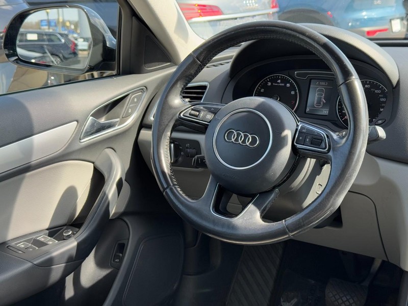 Audi Q3 Vehicle Full-screen Gallery Image 12