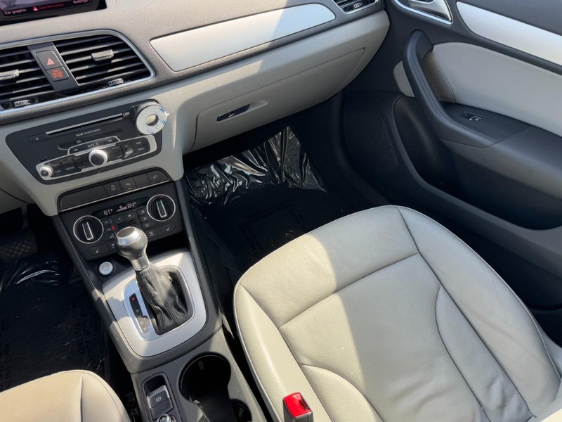 Audi Q3 Vehicle Full-screen Gallery Image 15