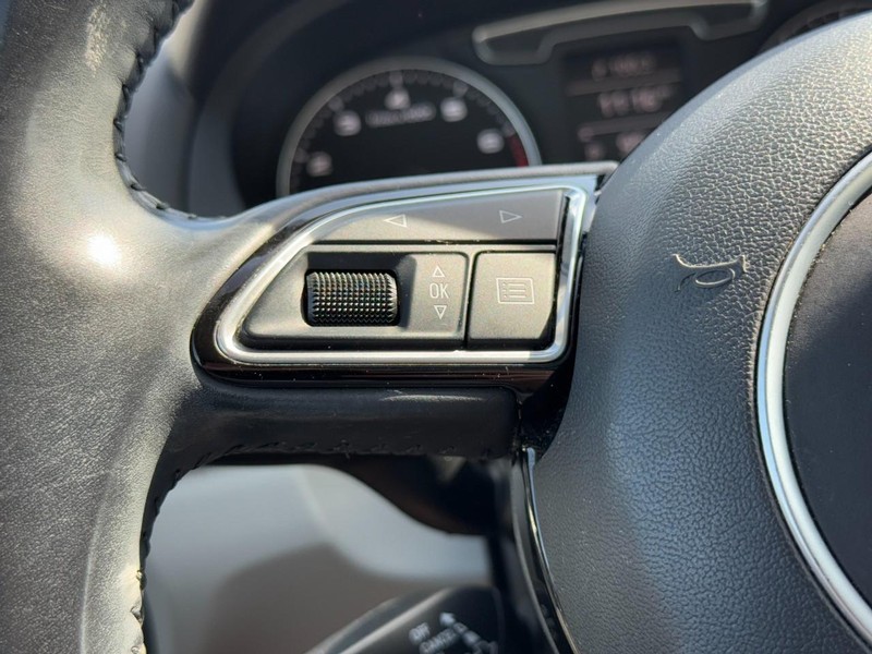 Audi Q3 Vehicle Full-screen Gallery Image 16