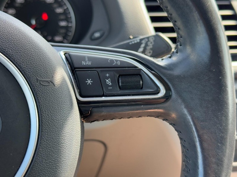 Audi Q3 Vehicle Full-screen Gallery Image 17