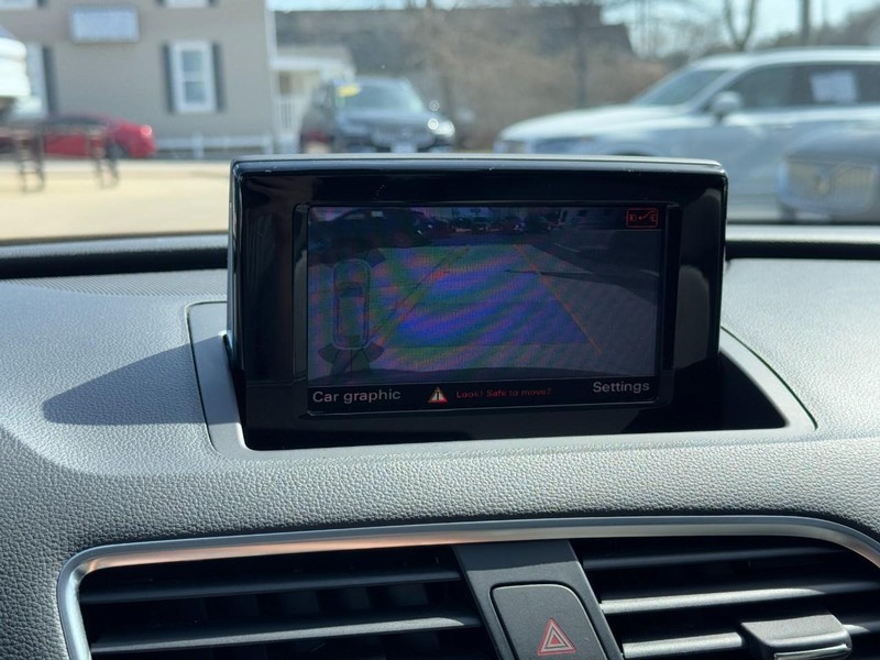 Audi Q3 Vehicle Full-screen Gallery Image 20