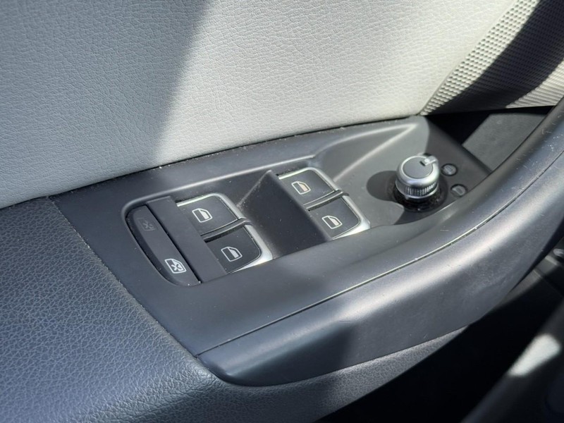 Audi Q3 Vehicle Full-screen Gallery Image 21