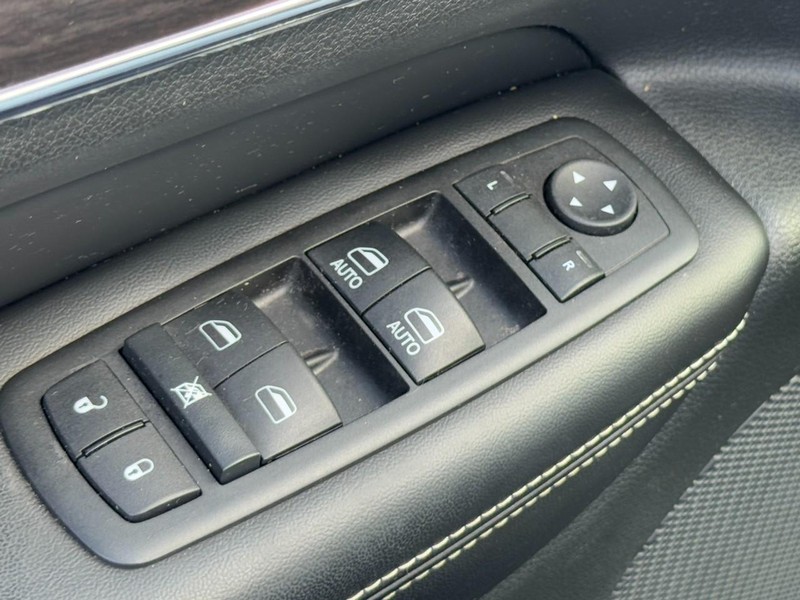 Jeep Grand Cherokee Vehicle Full-screen Gallery Image 22