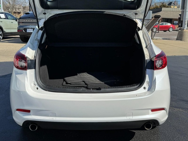 Mazda MAZDA3 5-Door Vehicle Full-screen Gallery Image 04