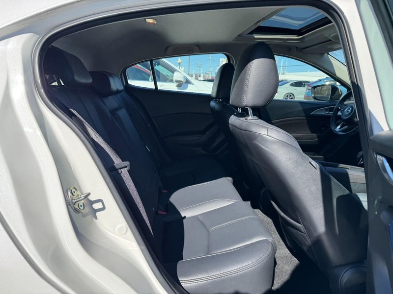 Mazda MAZDA3 5-Door Vehicle Full-screen Gallery Image 10