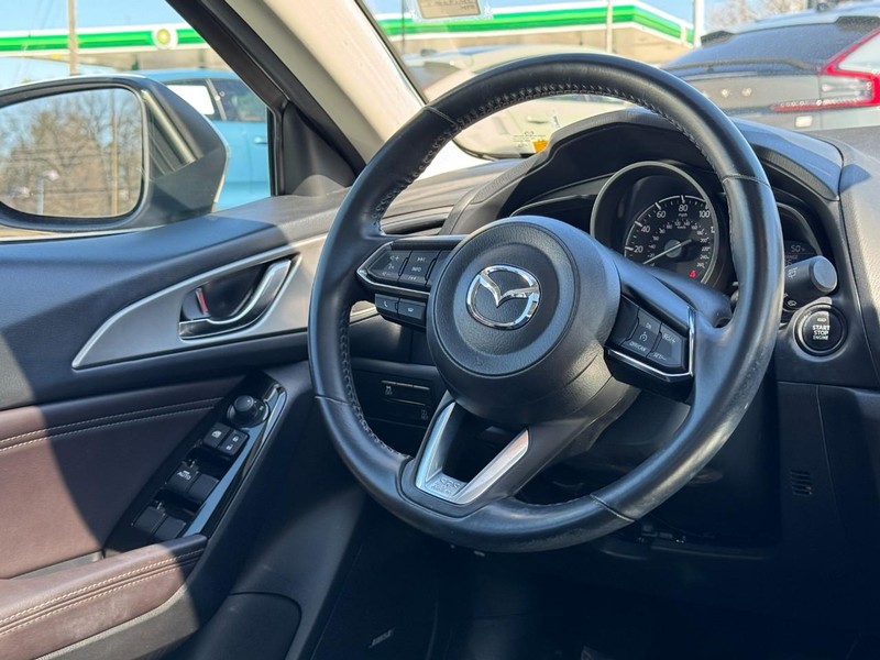 Mazda MAZDA3 5-Door Vehicle Full-screen Gallery Image 12