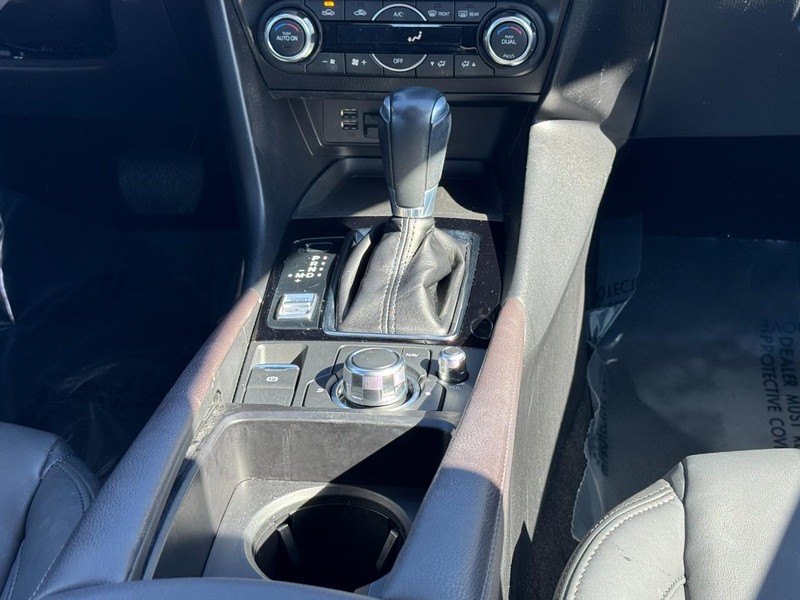 Mazda MAZDA3 5-Door Vehicle Full-screen Gallery Image 14