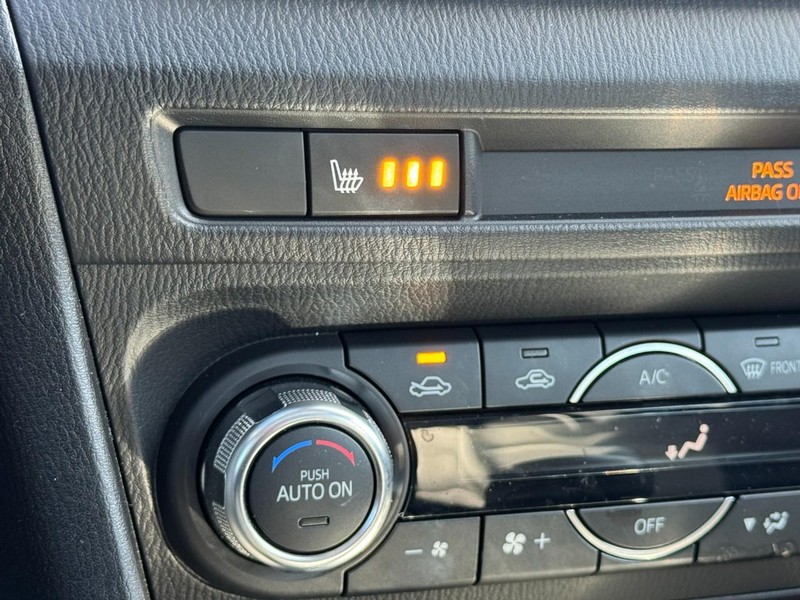 Mazda MAZDA3 5-Door Vehicle Full-screen Gallery Image 19