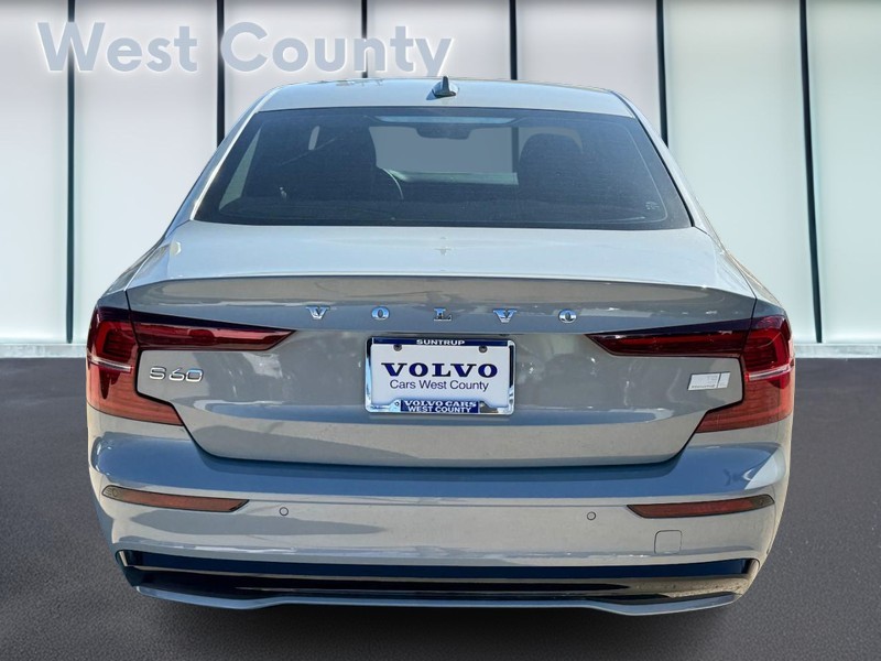 Volvo S60 Recharge Plug-In Hybrid Vehicle Full-screen Gallery Image 05