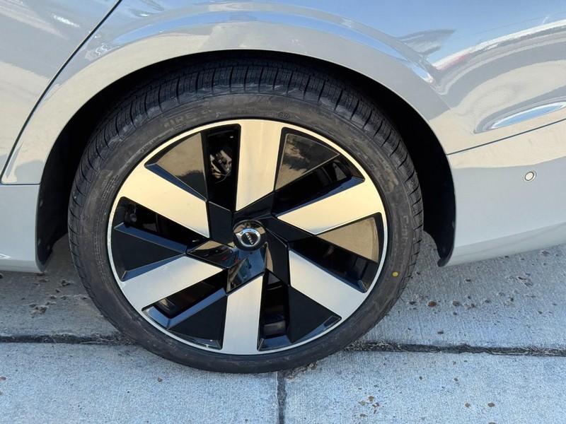 Volvo S60 Recharge Plug-In Hybrid Vehicle Full-screen Gallery Image 07