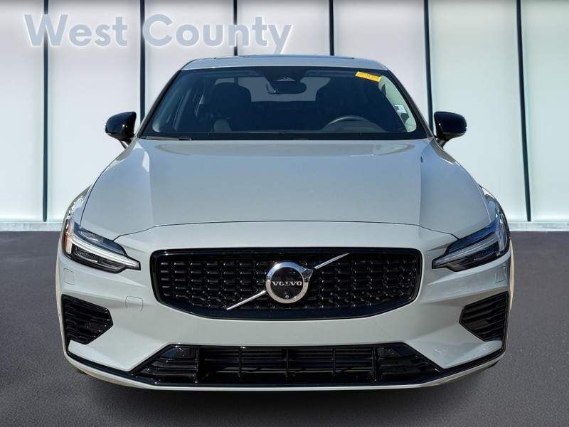 Volvo S60 Recharge Plug-In Hybrid Vehicle Full-screen Gallery Image 09