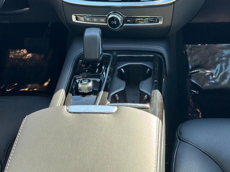 Volvo S60 Recharge Plug-In Hybrid Vehicle Full-screen Gallery Image 14