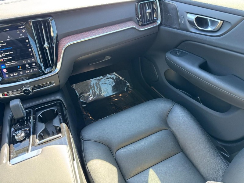 Volvo S60 Recharge Plug-In Hybrid Vehicle Full-screen Gallery Image 15