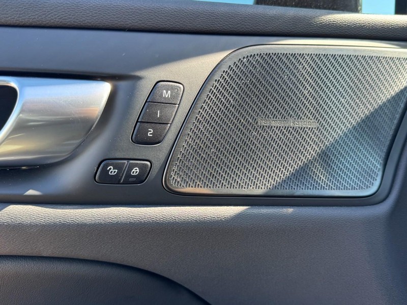 Volvo S60 Recharge Plug-In Hybrid Vehicle Full-screen Gallery Image 16