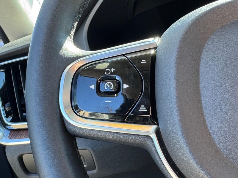 Volvo S60 Recharge Plug-In Hybrid Vehicle Full-screen Gallery Image 17