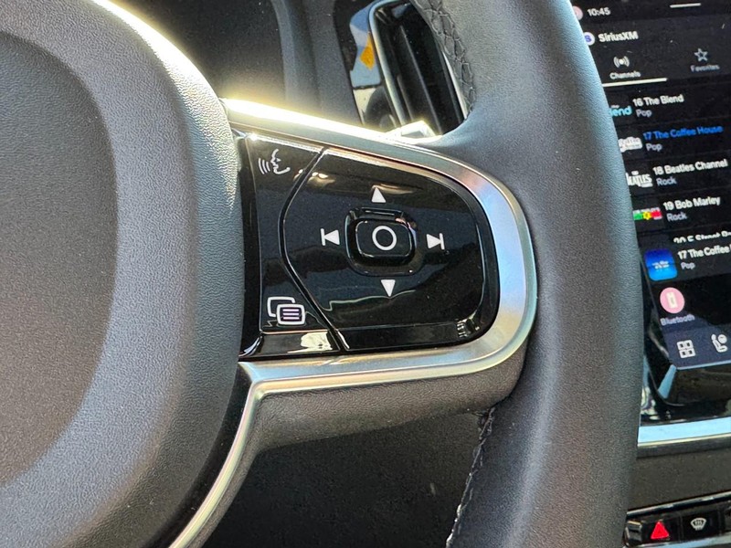 Volvo S60 Recharge Plug-In Hybrid Vehicle Full-screen Gallery Image 18