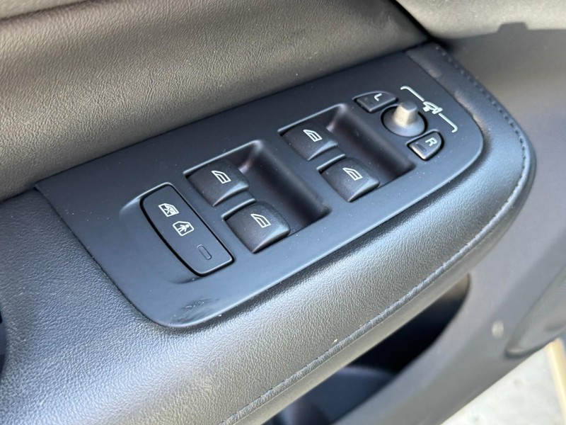 Volvo S60 Recharge Plug-In Hybrid Vehicle Full-screen Gallery Image 22