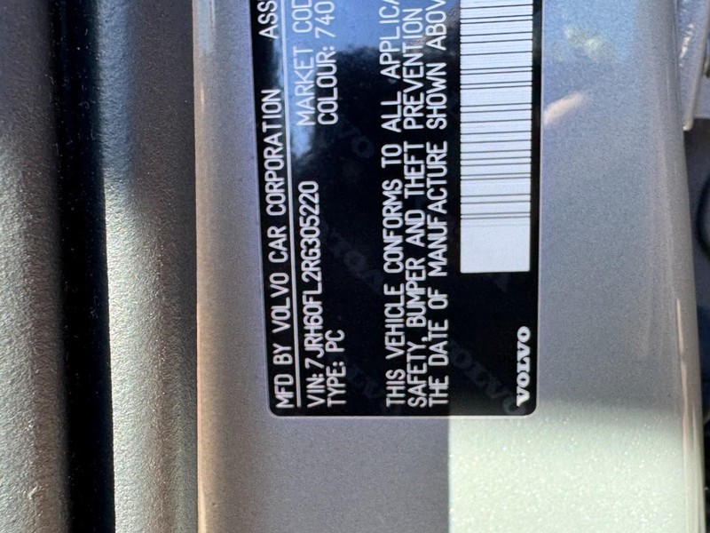Volvo S60 Recharge Plug-In Hybrid Vehicle Full-screen Gallery Image 24