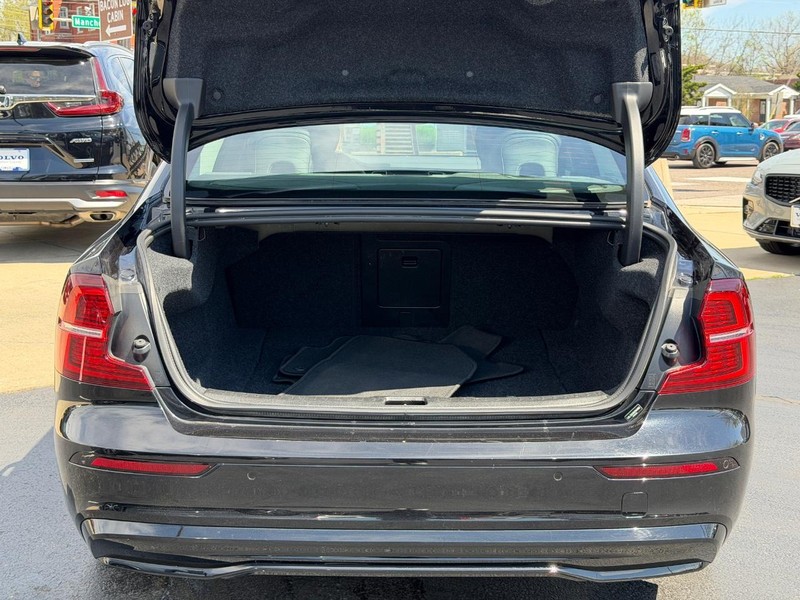Volvo S60 Vehicle Full-screen Gallery Image 04