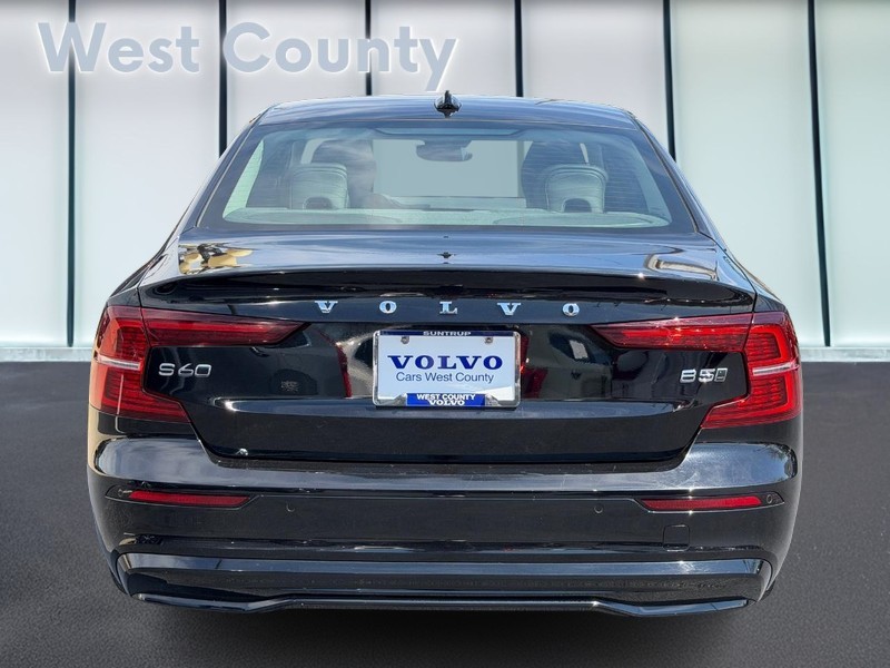 Volvo S60 Vehicle Full-screen Gallery Image 05