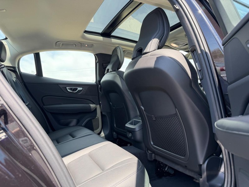 Volvo S60 Vehicle Full-screen Gallery Image 10