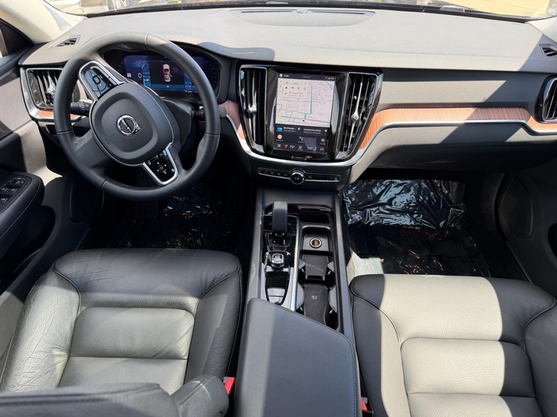 Volvo S60 Vehicle Full-screen Gallery Image 11