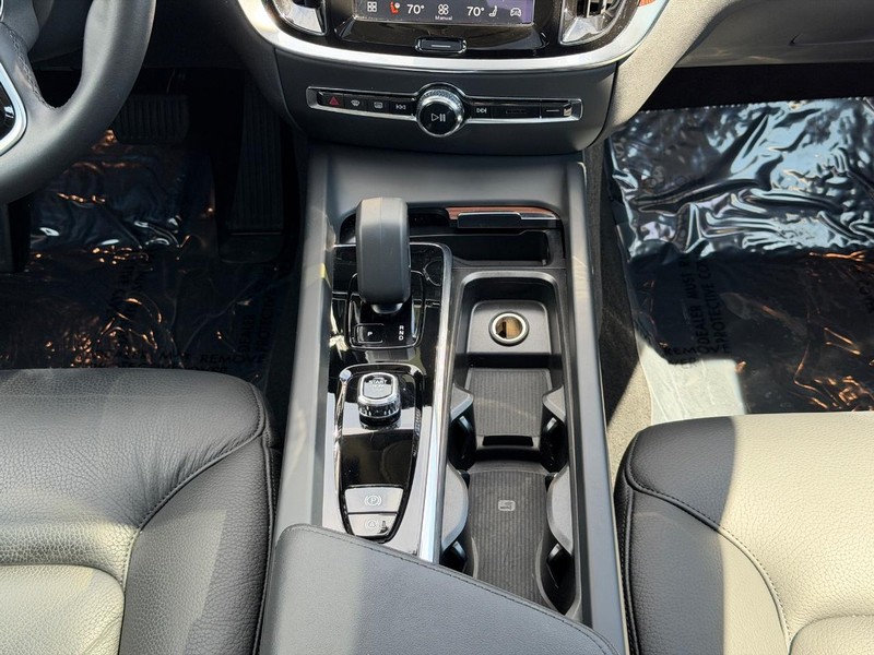 Volvo S60 Vehicle Full-screen Gallery Image 14