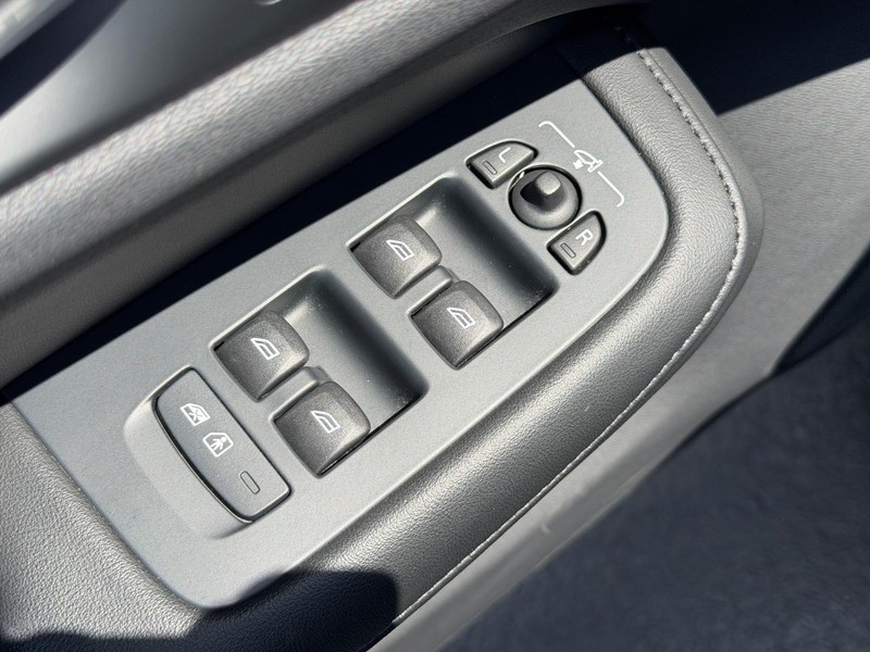 Volvo S60 Vehicle Full-screen Gallery Image 16