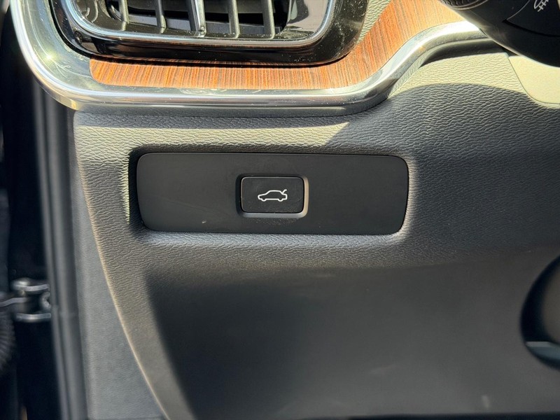 Volvo S60 Vehicle Full-screen Gallery Image 18