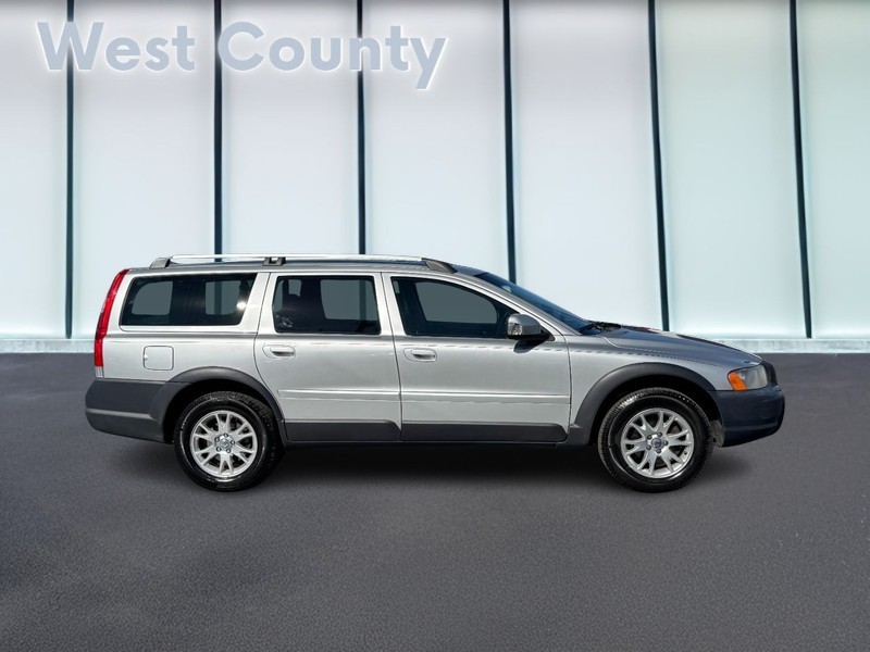 Volvo XC70 Vehicle Full-screen Gallery Image 02
