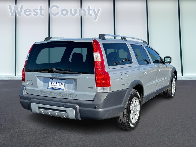 Volvo XC70 Vehicle Full-screen Gallery Image 03