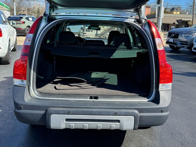 Volvo XC70 Vehicle Full-screen Gallery Image 04