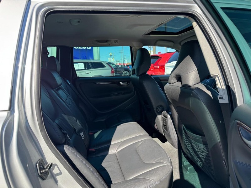 Volvo XC70 Vehicle Full-screen Gallery Image 10